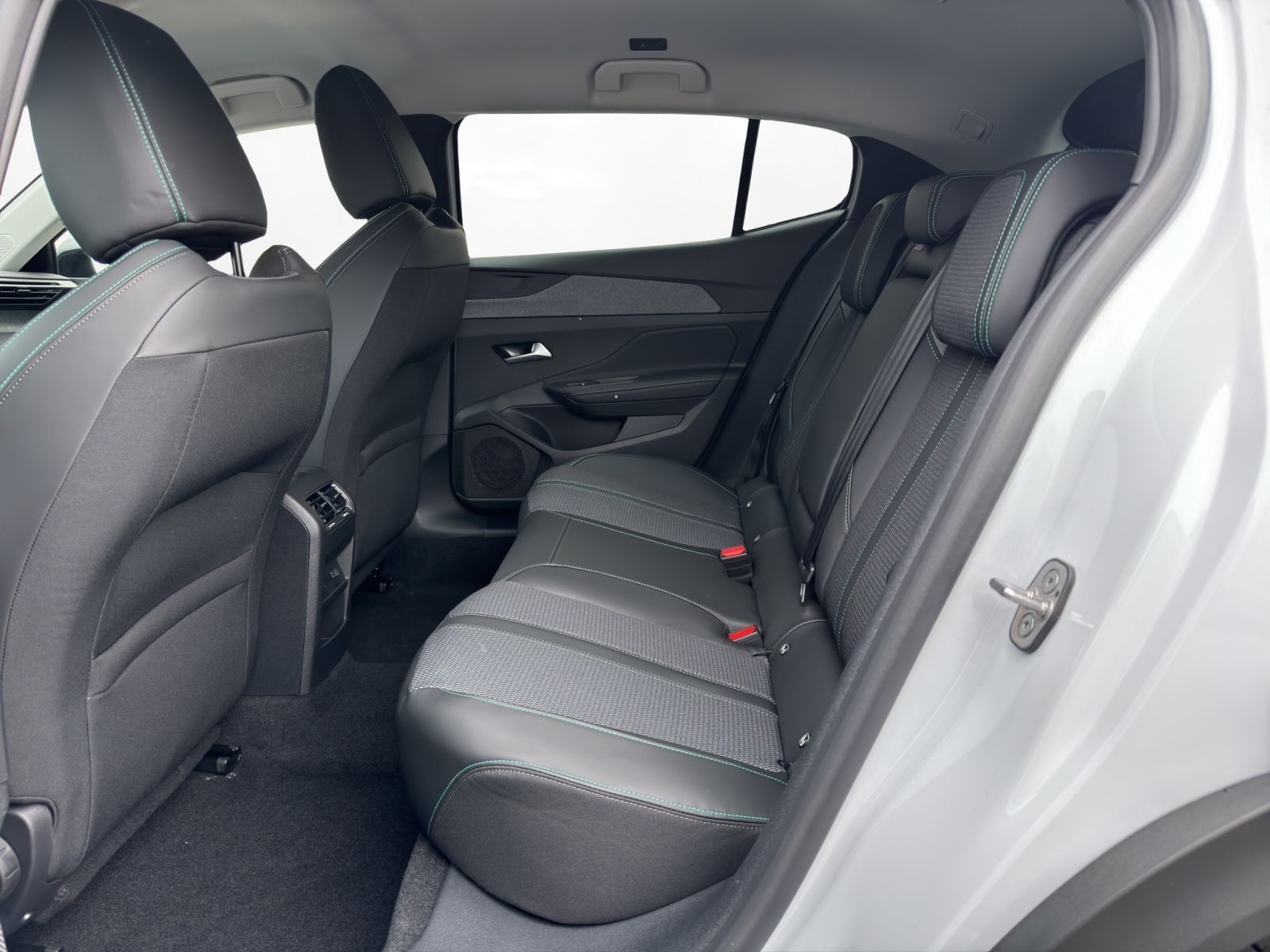 Peugeot 408 - Bild 10