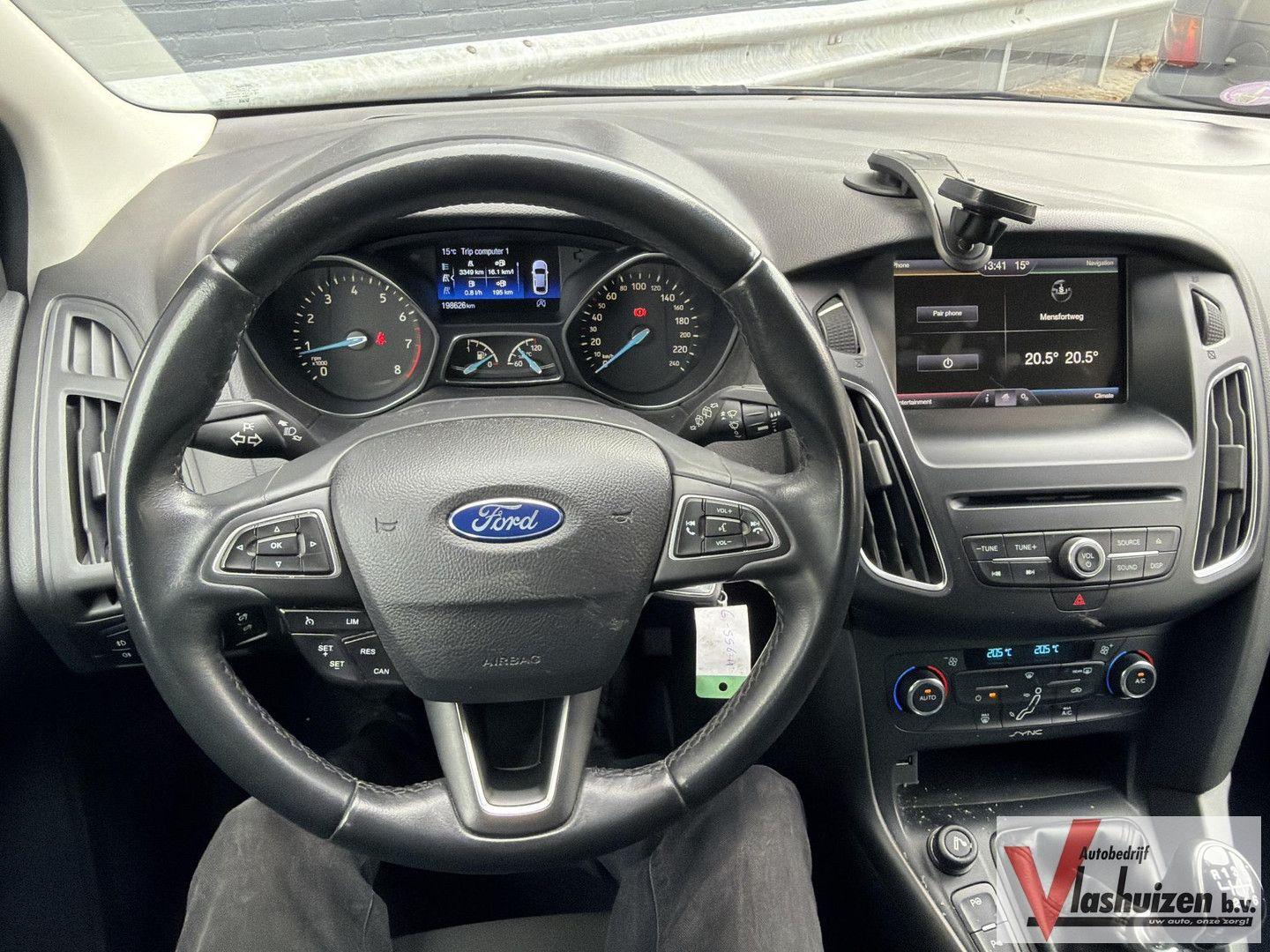 Ford Focus 2014 — interior