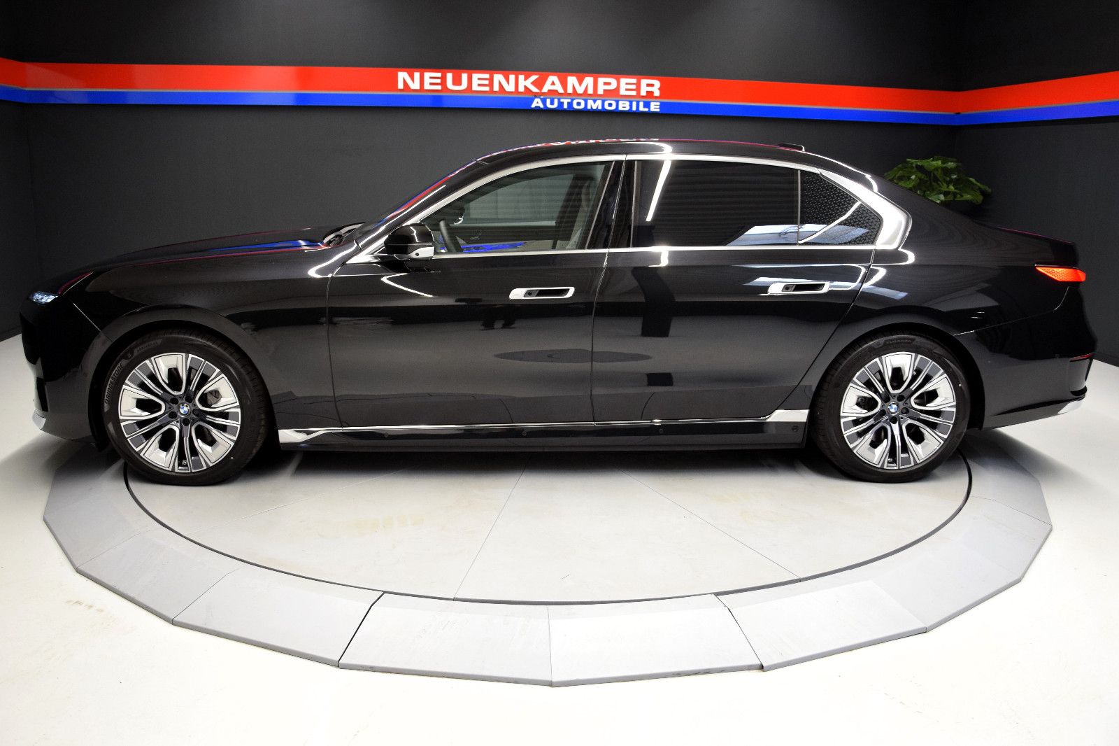 Fahrzeugabbildung BMW i7 xDrive 60 Design Pure Exce Fond-Ent. Kristall