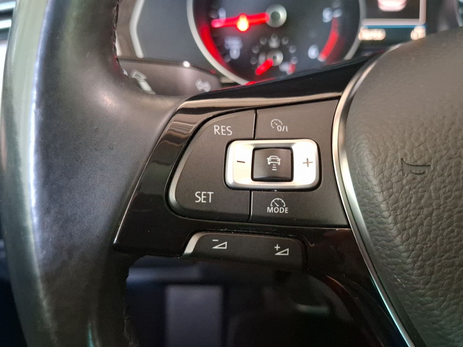 Fahrzeugabbildung Volkswagen Passat Variant TDI Highline LED Navi ACC PDC SH
