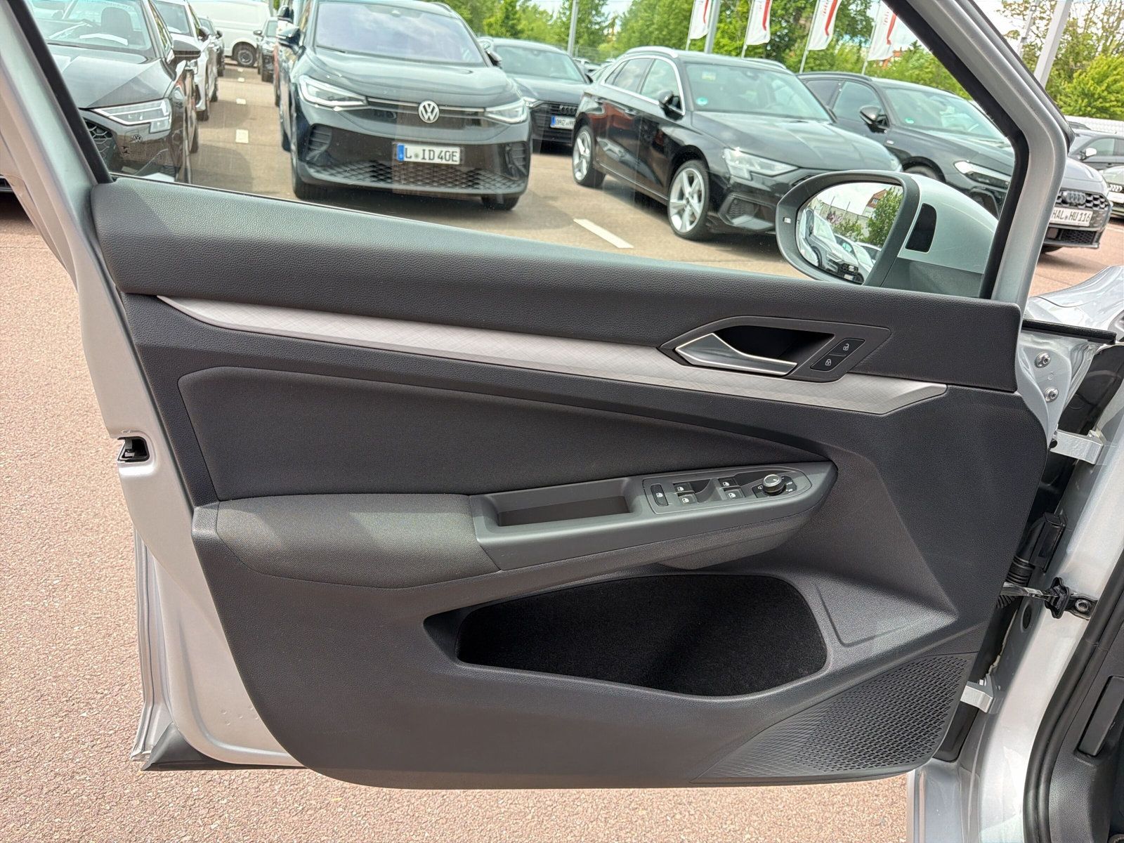 Fahrzeugabbildung Volkswagen Golf VIII Variant 2.0 TDI DSG Life LED NAVI SHZ