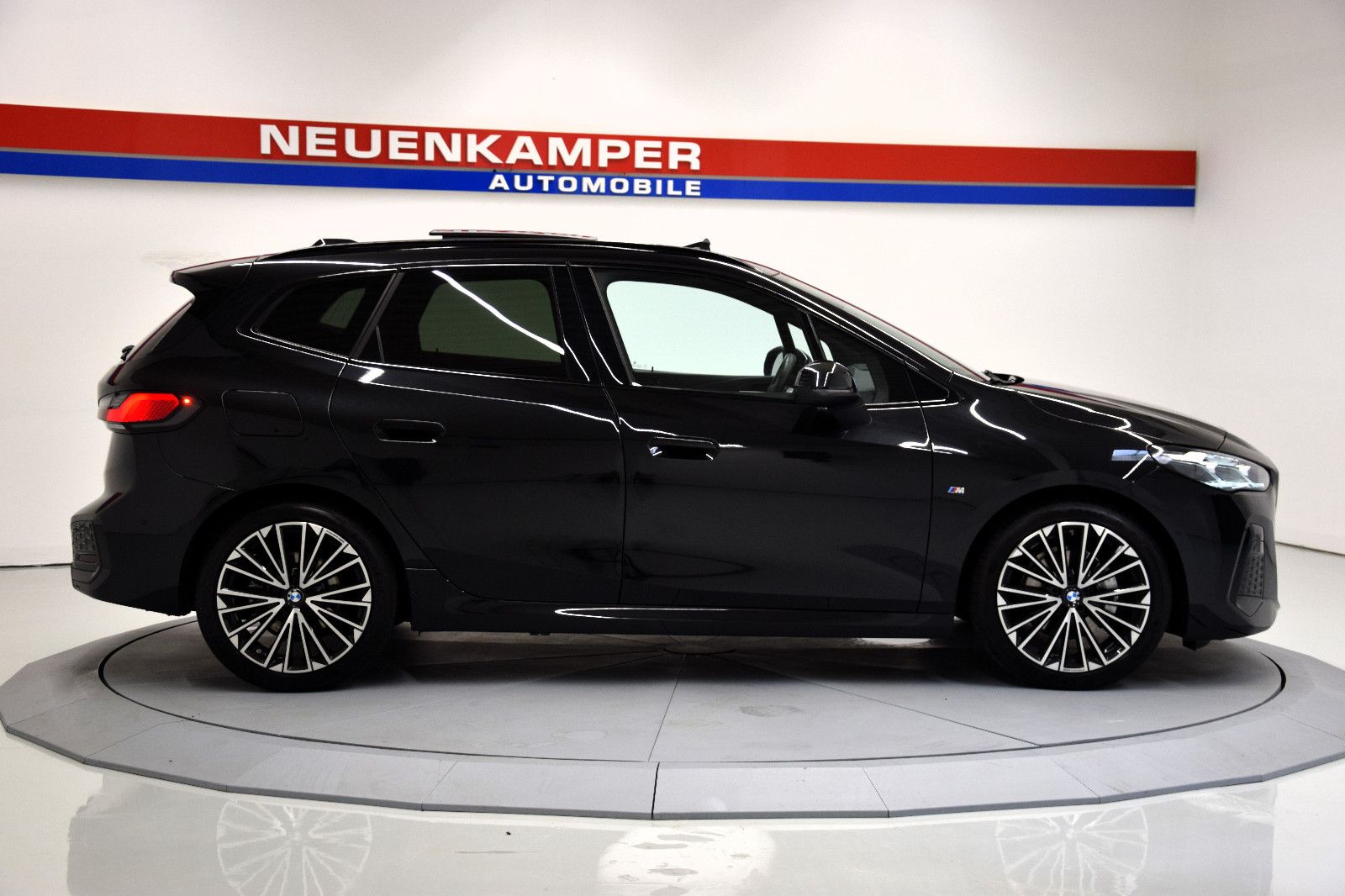 Fahrzeugabbildung BMW 218 Active Tourer M-Sport Panorama, HuD, 19Zoll