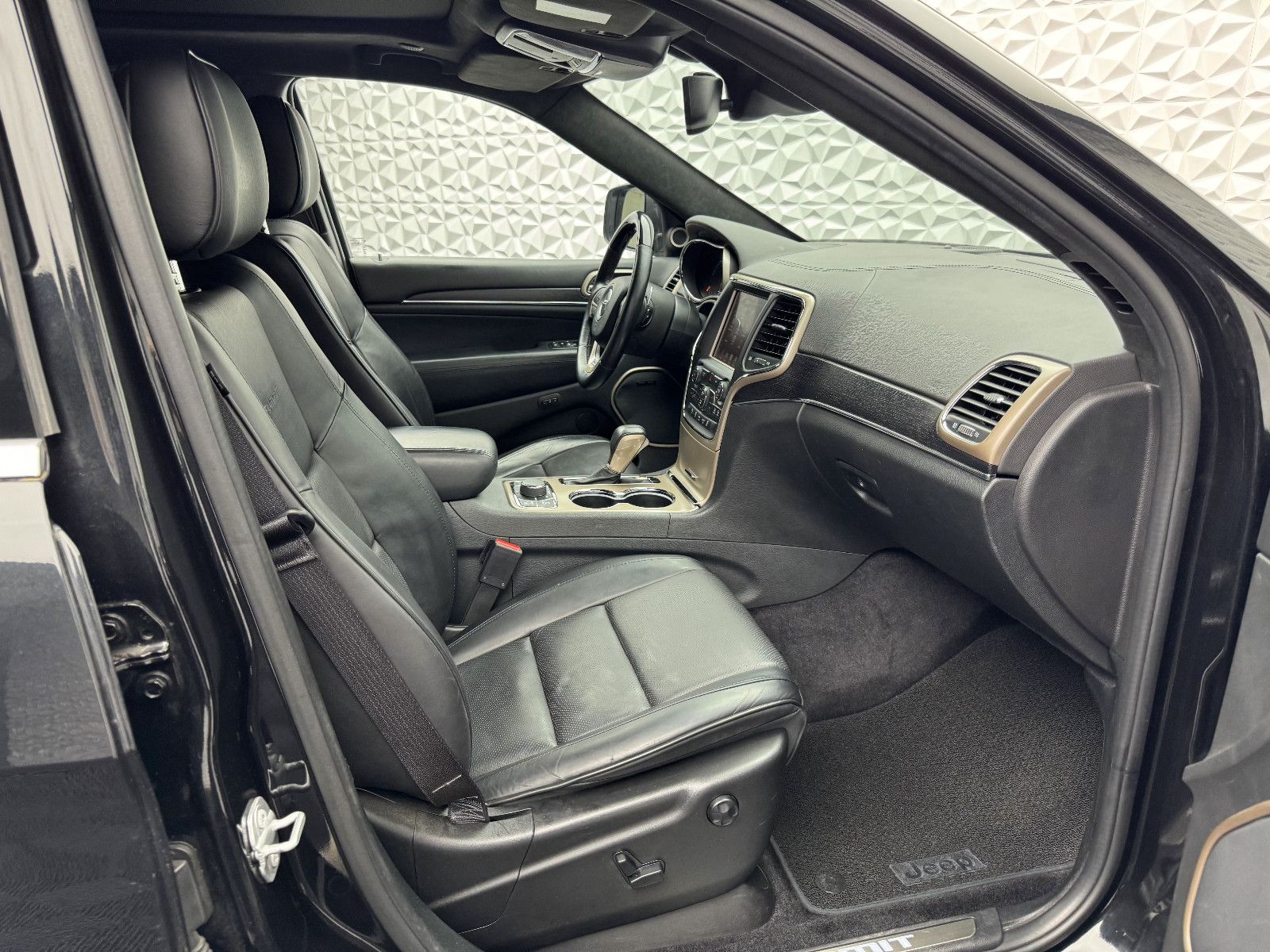 Fahrzeugabbildung Jeep GRAND CHEROKEE/SUMMIT/KEYL/LUFT/H&K/PANO/ACC/AHK