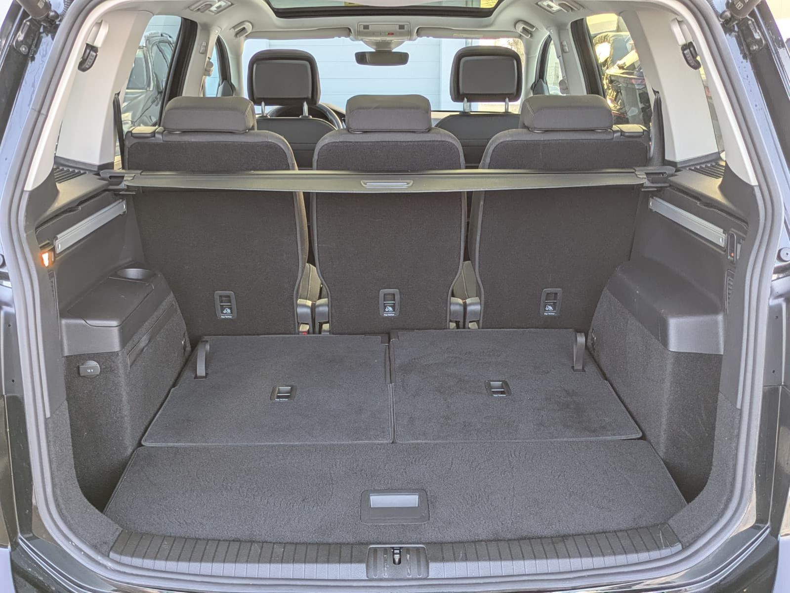 Fahrzeugabbildung Volkswagen Touran 2.0 DSG R-Line High. Pano 7-Si IQ.Dri AHK