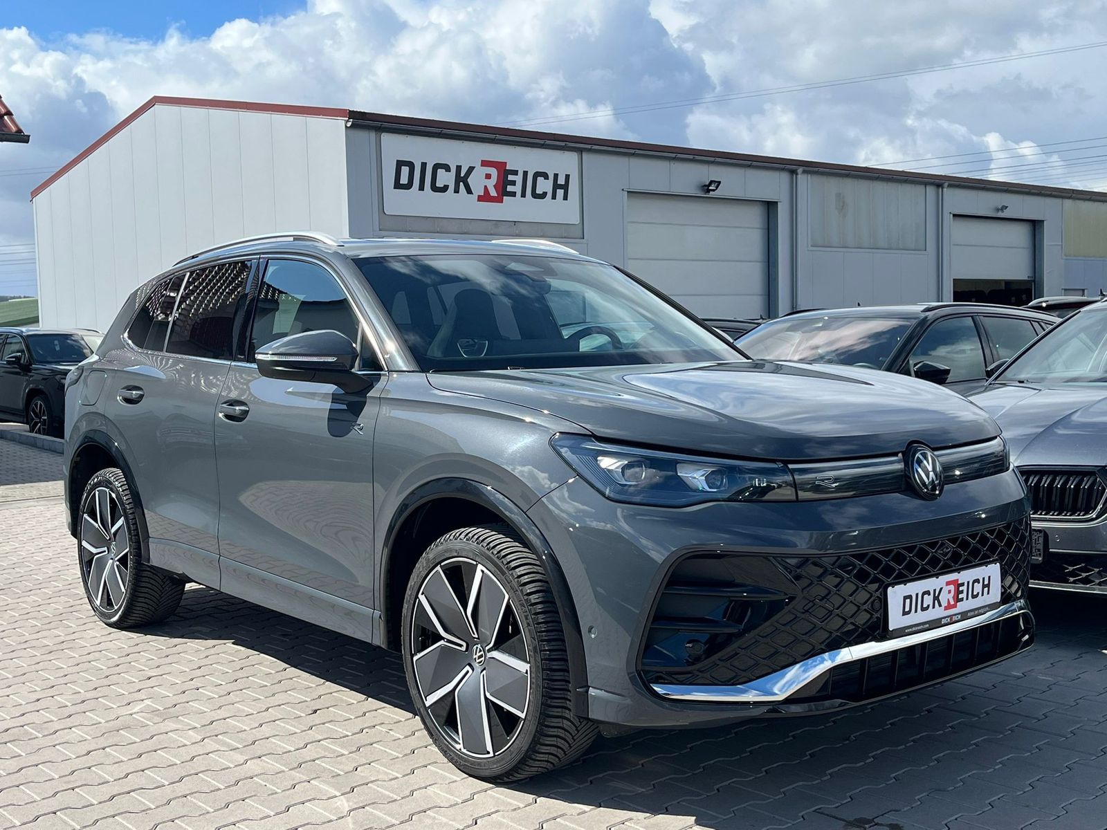 Fahrzeugabbildung Volkswagen Tiguan 2.0 TDI 4M R-Line PANO*H&K*AHK*MATRIX*20"