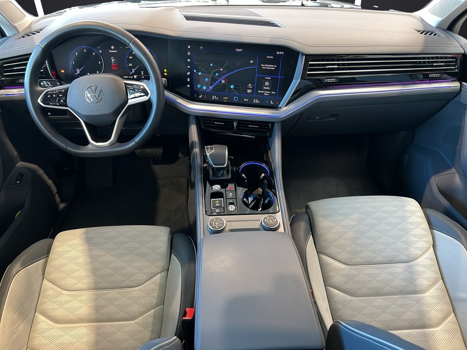 Fahrzeugabbildung Volkswagen Touareg TDI Elegance Matrix AHK HUD Luft Pano AI