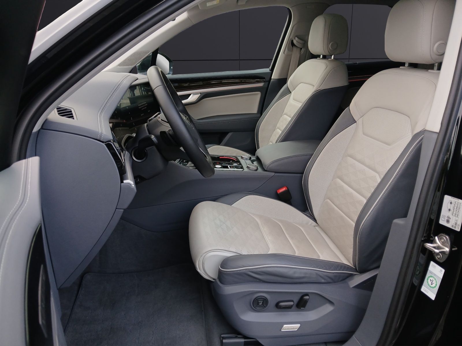 Fahrzeugabbildung Volkswagen Touareg eHybrid Elegance Matrix AHK Pano HUD AID