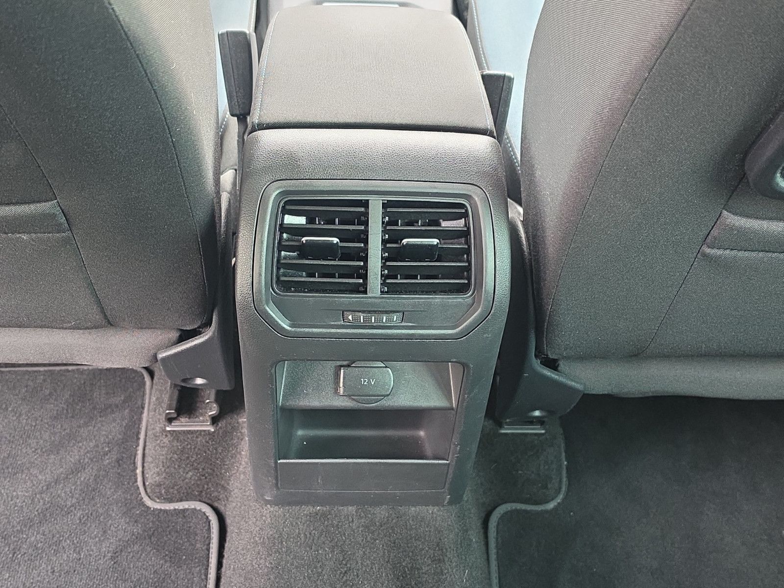 Fahrzeugabbildung Volkswagen Golf Sportsvan VII IQ.DRIVE AHK NAVI SHZ