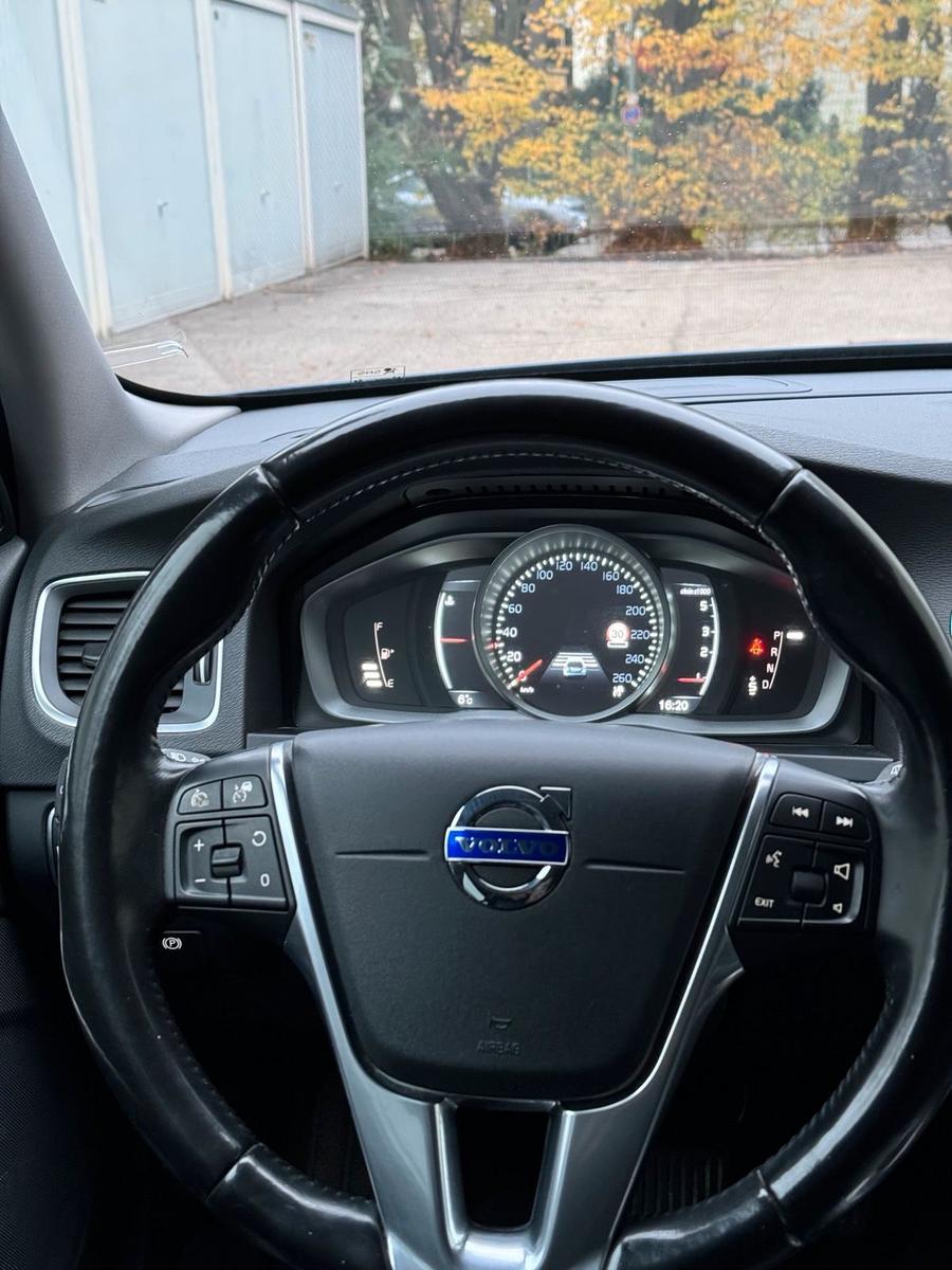 Volvo V60 2015 — photo 8