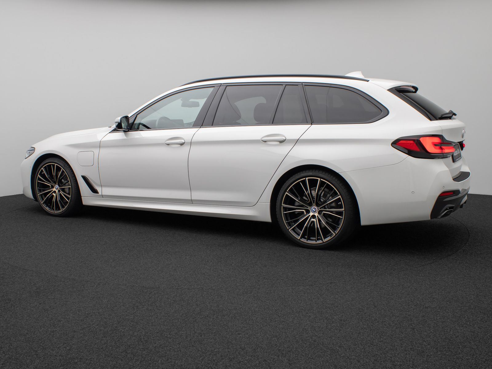 Fahrzeugabbildung BMW 530e M Sport Panorama 360°Laser HUD Komfort 20"
