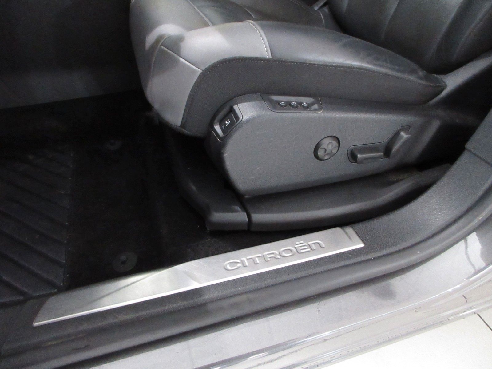 Fahrzeugabbildung Citroën C5 Aircross 1.2T LED/NAVI/SHZ/LEDER/R´CAM