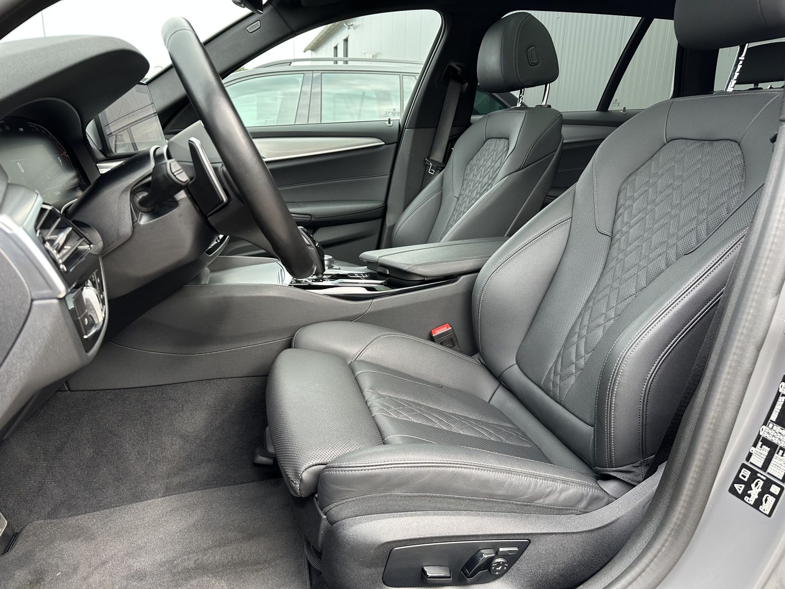 Fahrzeugabbildung BMW 520d Touring xDrive M-Sport NAV+LED+PANO+KAMERA