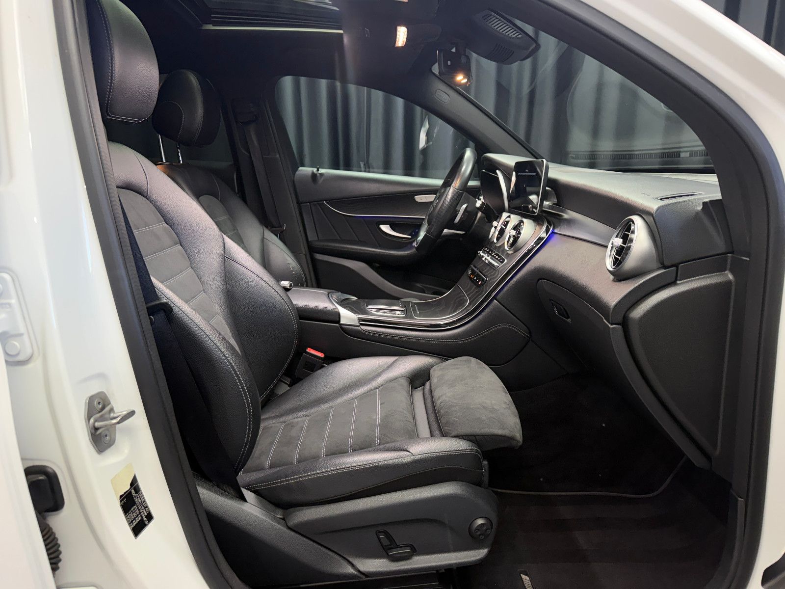 Fahrzeugabbildung Mercedes-Benz GLC 300 d Coupe 4Matic |AMG-LINE|AHK|PANO|LED
