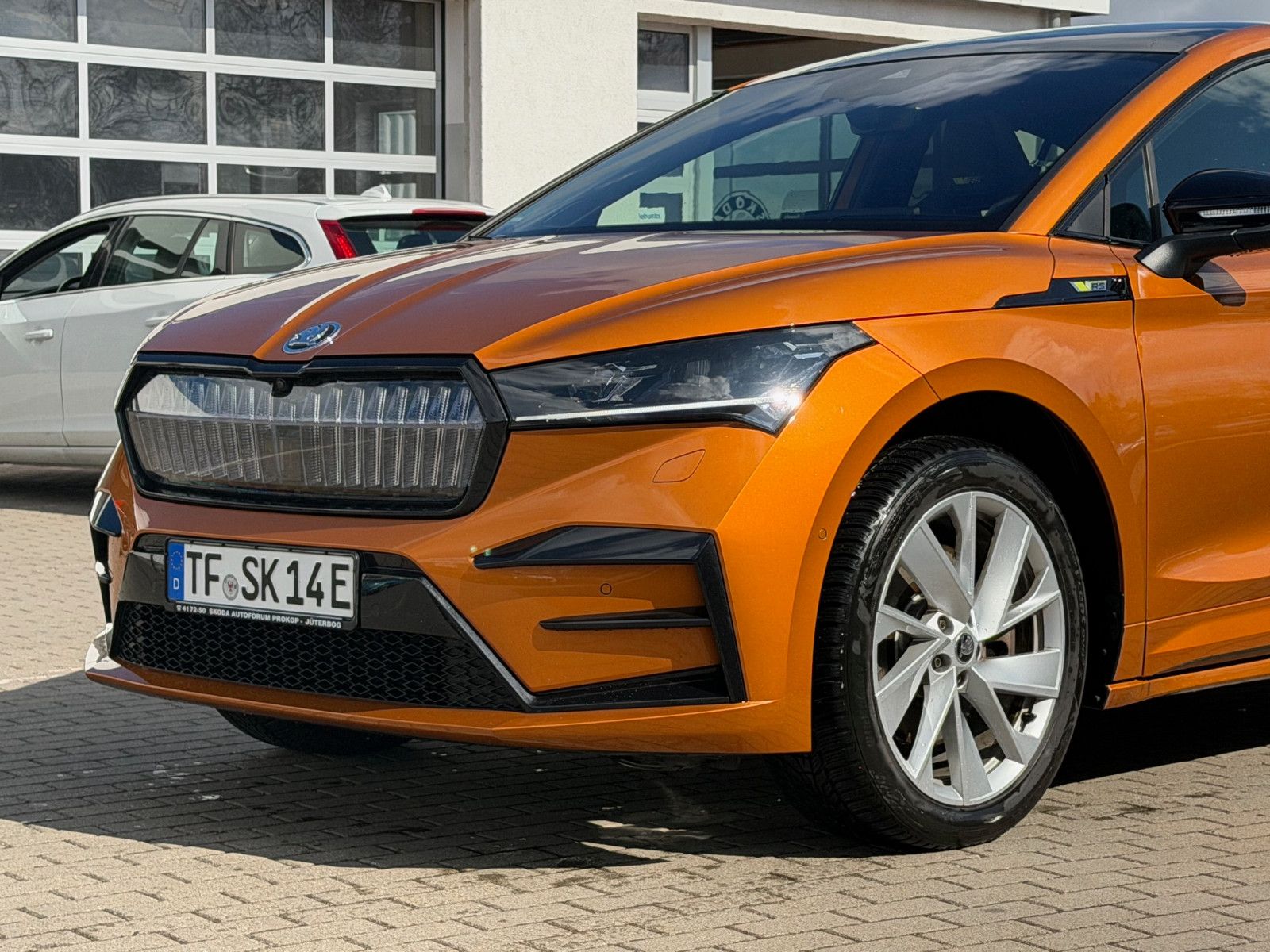 Fahrzeugabbildung SKODA Enyaq RS*ACC*SZHZNG*NAVI*360°*CARPLAY*AMBIENTE*