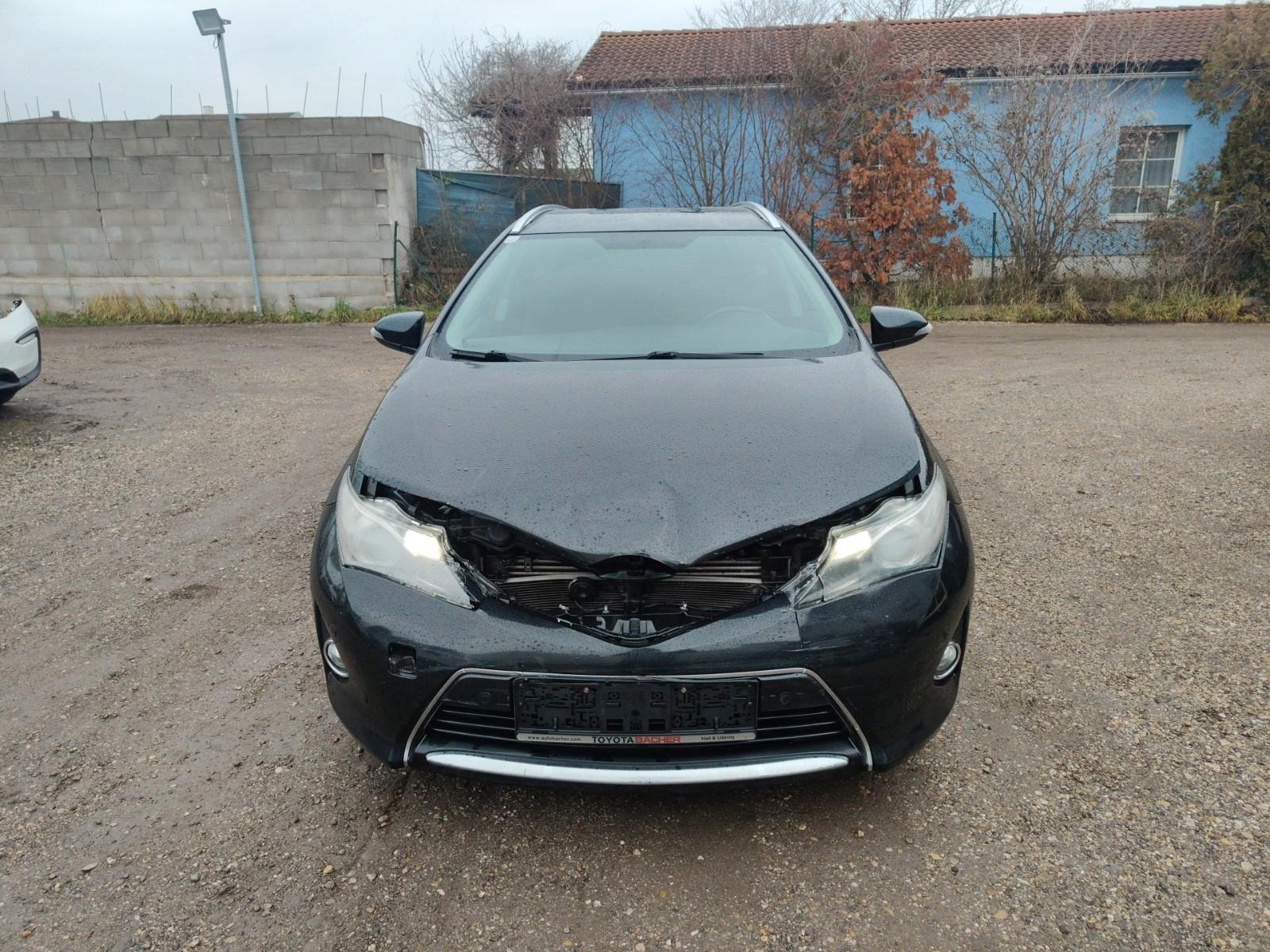 Toyota Auris 2015 — rear view