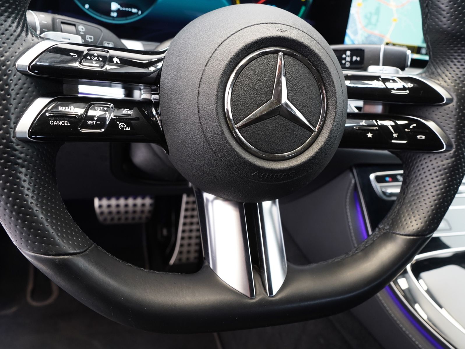 Fahrzeugabbildung Mercedes-Benz E 300 de T 4Matic AMG Line DISTRONIC/BURMESTER