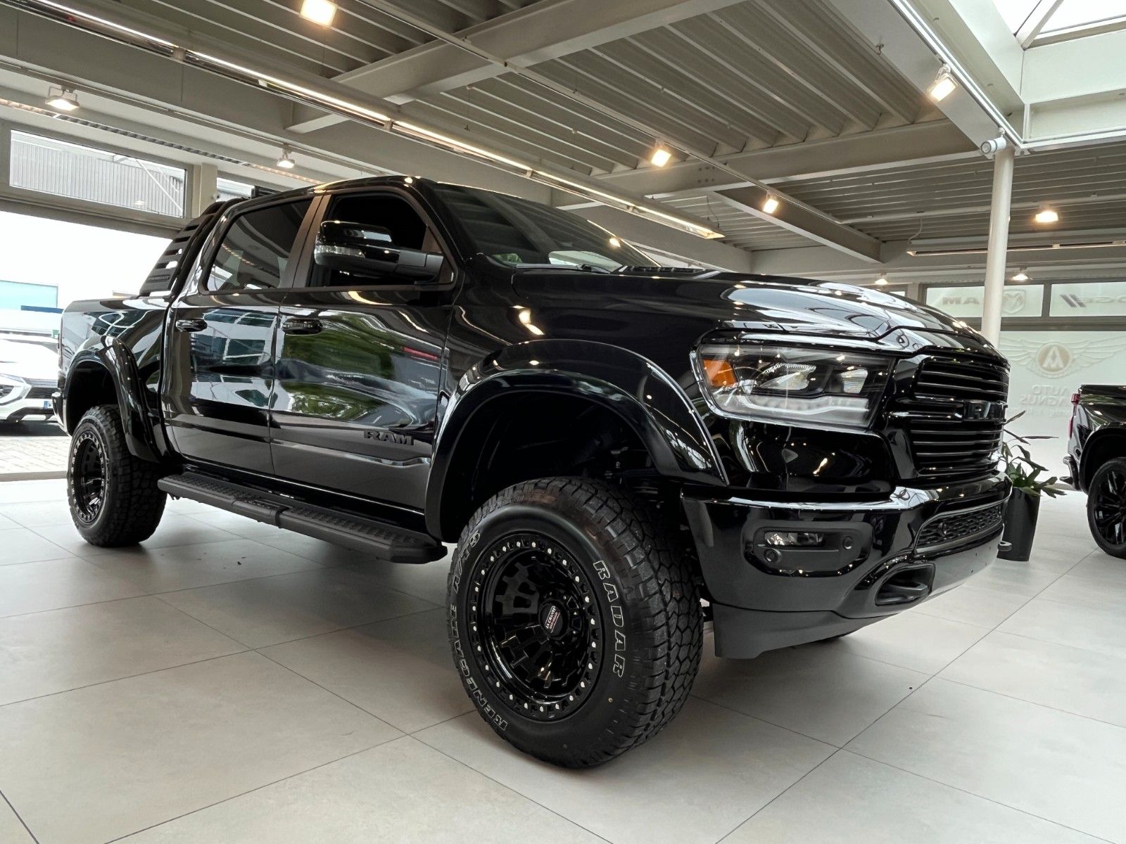 Fahrzeugabbildung Dodge RAM 1500 Crew Cab Laramie LPG "Shadow Warrior"