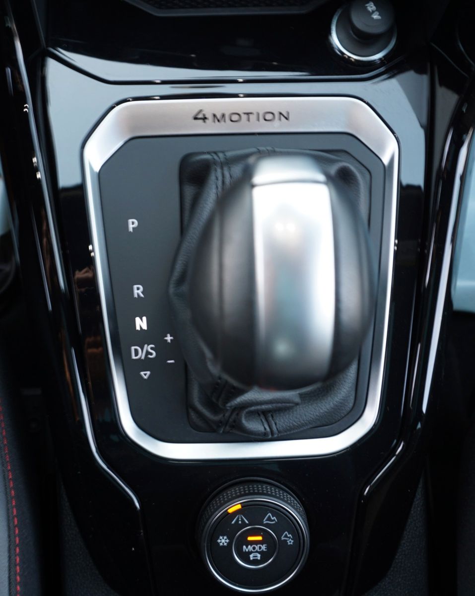 Fahrzeugabbildung Volkswagen T-Roc Sport 4Motion, Kamera, Navi, Pano, Black