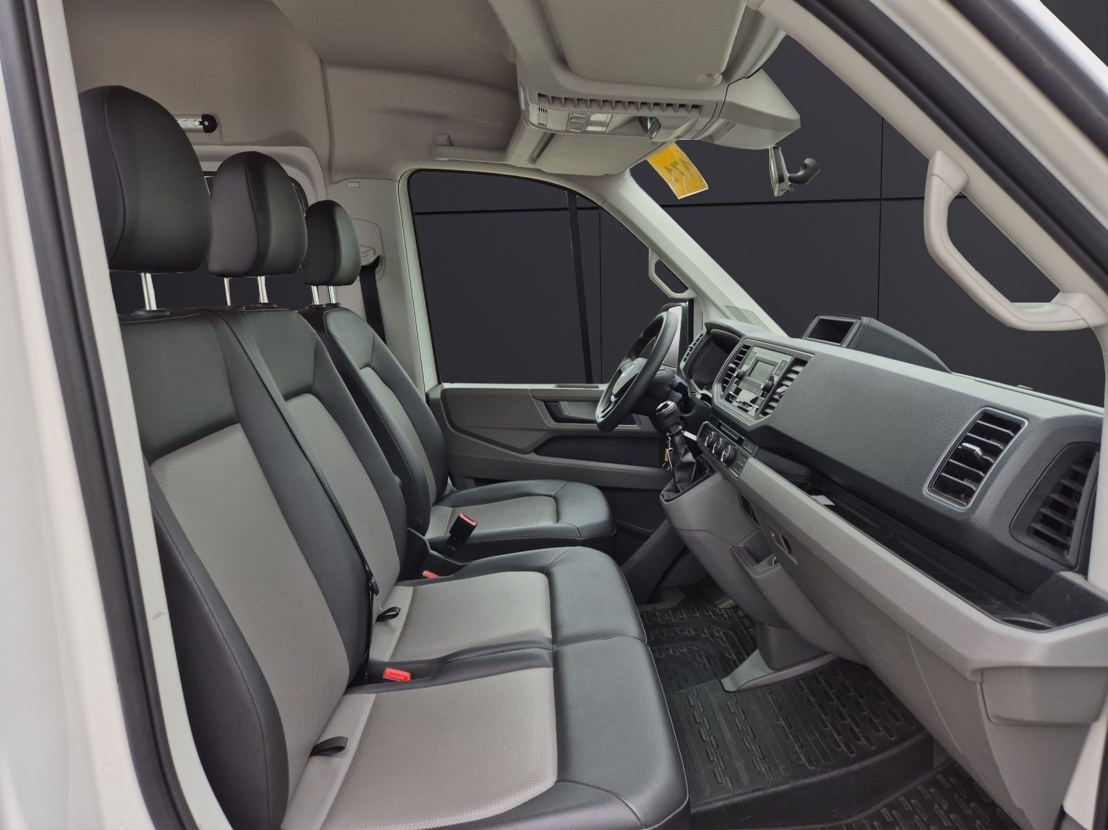 Fahrzeugabbildung Volkswagen Crafter 35 MR HD 4Mo 9-Si Rollstuhllift Trittstu