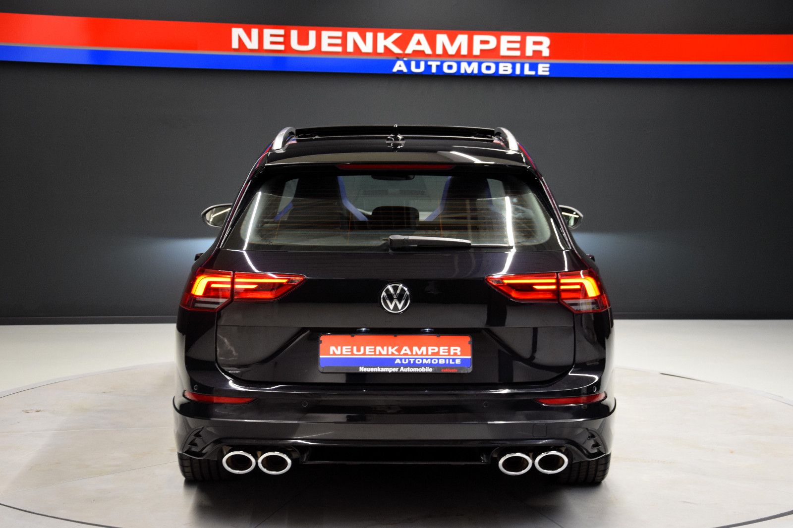 Fahrzeugabbildung Volkswagen Golf VIII Variant R 4Motion Pano ACC Sitzbel.