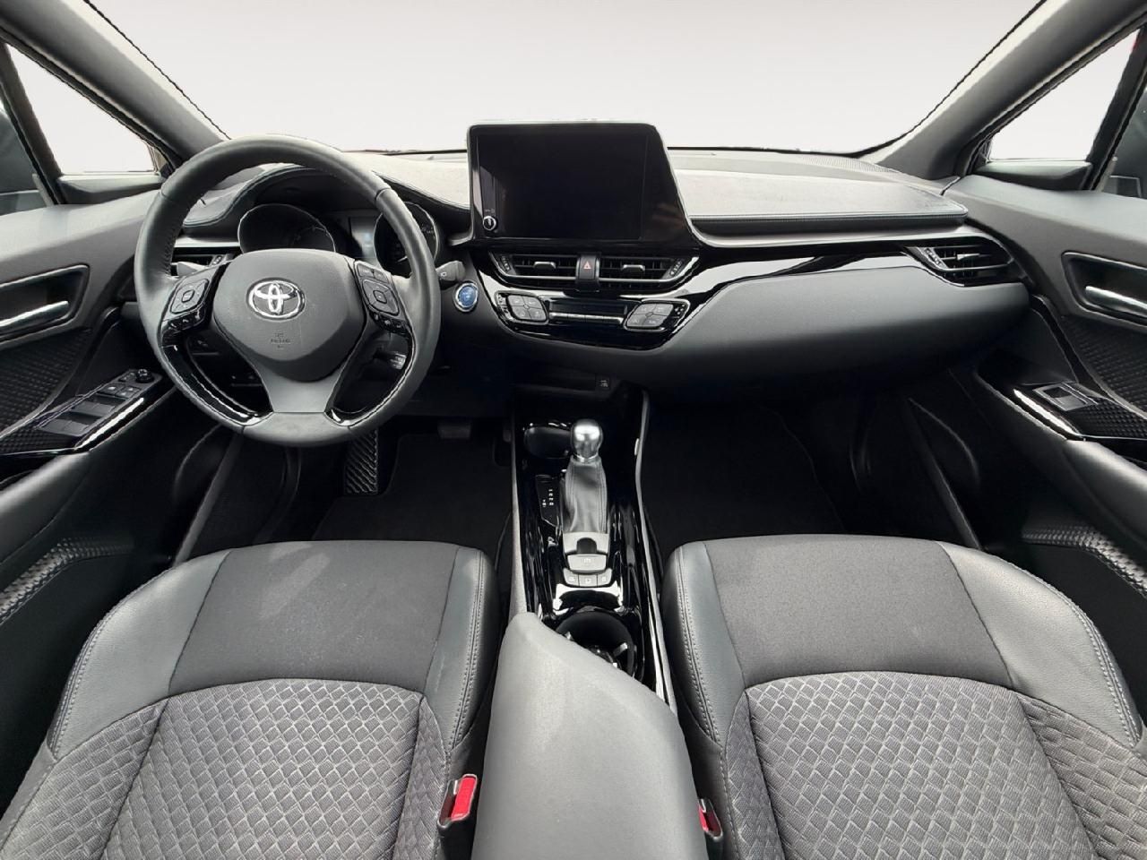 Fahrzeugabbildung Toyota C-HR Hybrid Team D