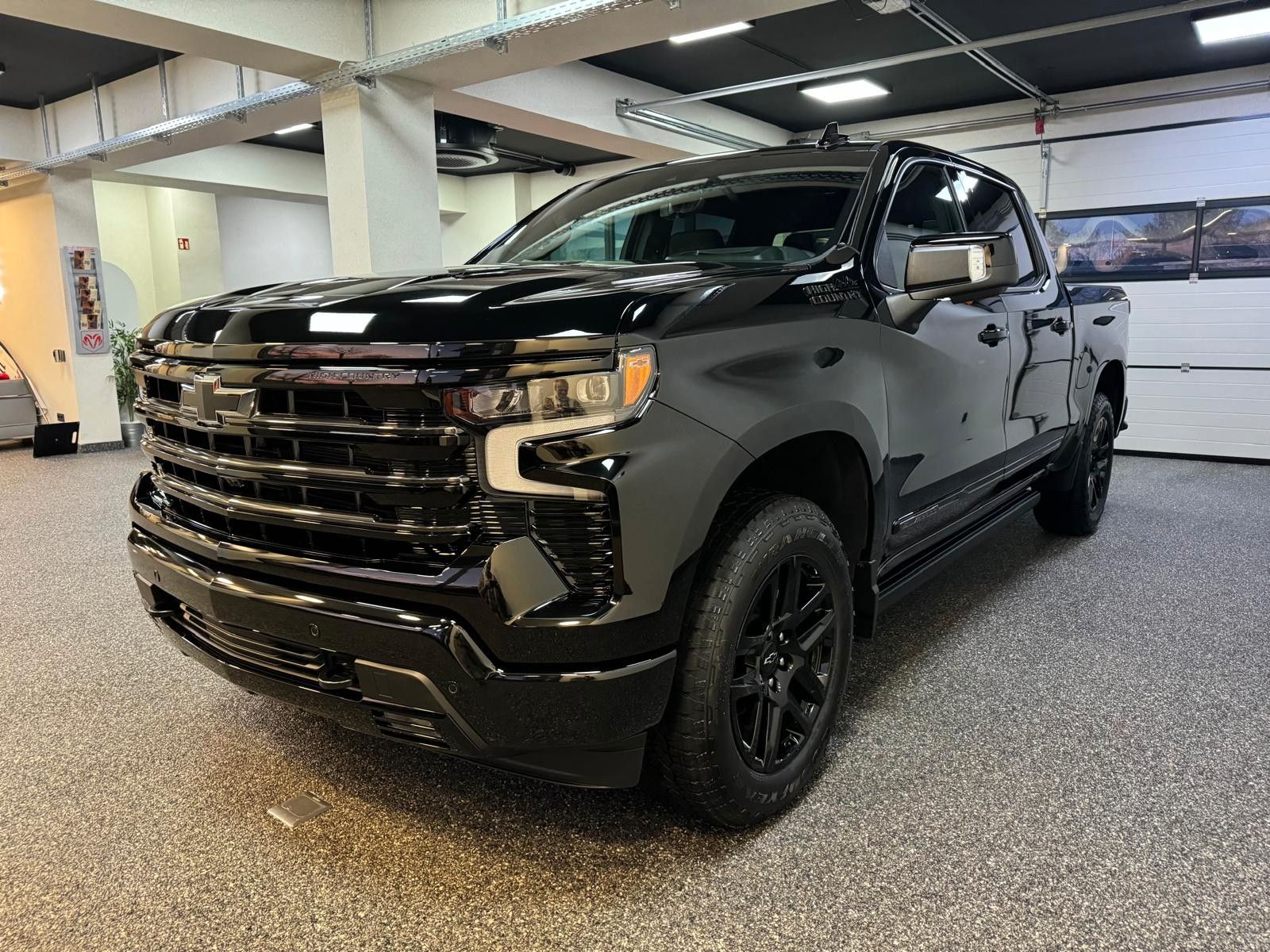 Fahrzeugabbildung Chevrolet 26 SILVERADO MIDNIGHT HIGH COUNTRY 6.2L V8-4x4
