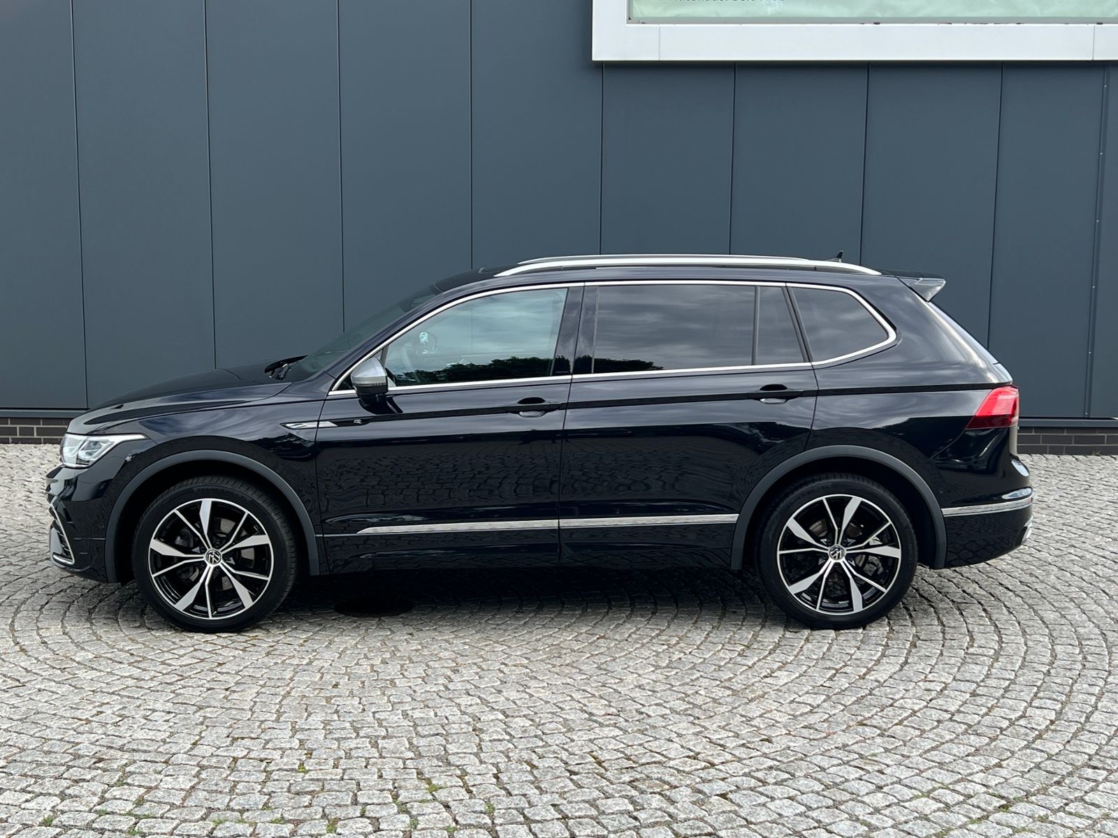 Fahrzeugabbildung Volkswagen Tiguan Allspace R-Line 2.0 TDI DSG 4MOTION *AHK,