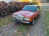 Mercedes-Benz Mercedes W123 200D - Mercedes-Benz 200: 200d W123