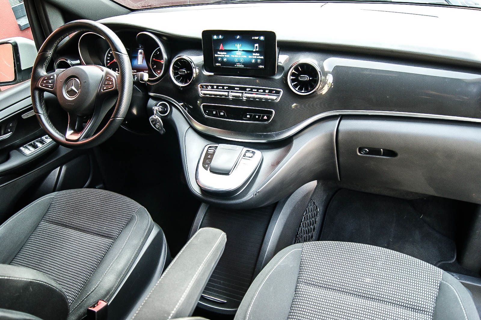 Fahrzeugabbildung Mercedes-Benz V 250 d EDITION lang MBUX 7-SITZE IQ-LED KAMERA