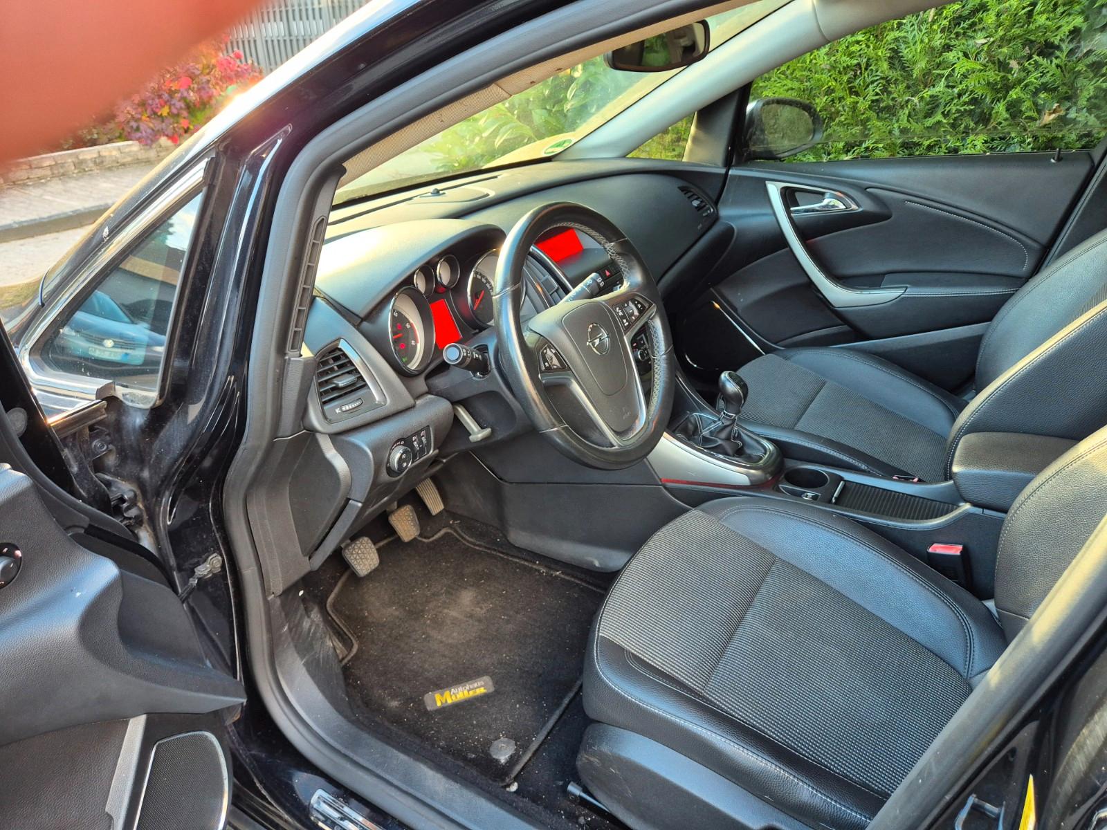 Opel Astra 2011 — photo 9