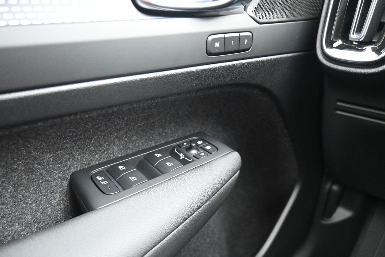 Fahrzeugabbildung Volvo XC40 B3 DKG Plus Black Edition*PANO*360°*ACC*AHK