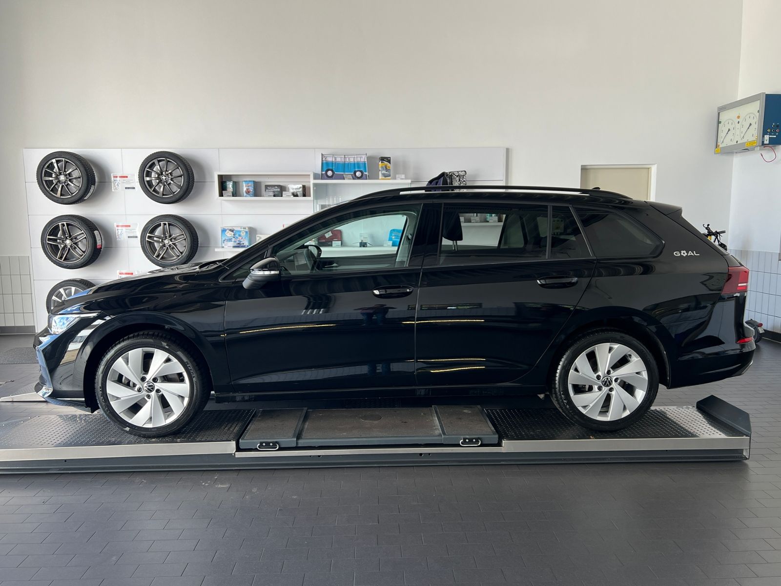 Fahrzeugabbildung Volkswagen Golf VIII Variant GOAL 2.0 TDI DSG *AHK, LED, "P