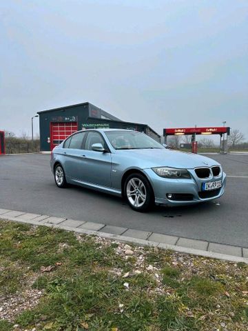 BMW 318i.   2.0 L benzin 126000 km