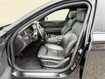 BMW 750 - 12