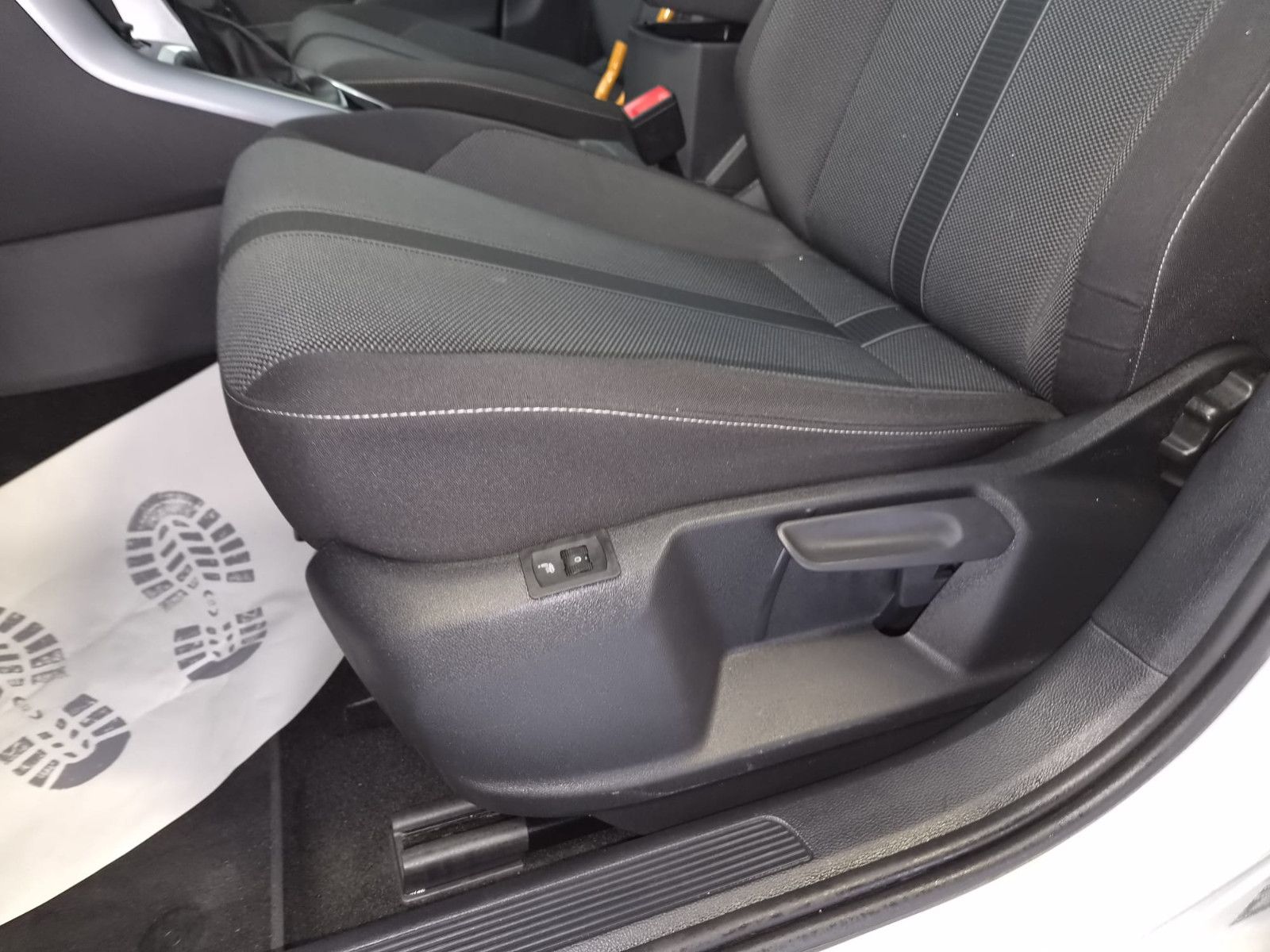 Fahrzeugabbildung Volkswagen T-Roc Life / NAVI / AHK / DIGITAL