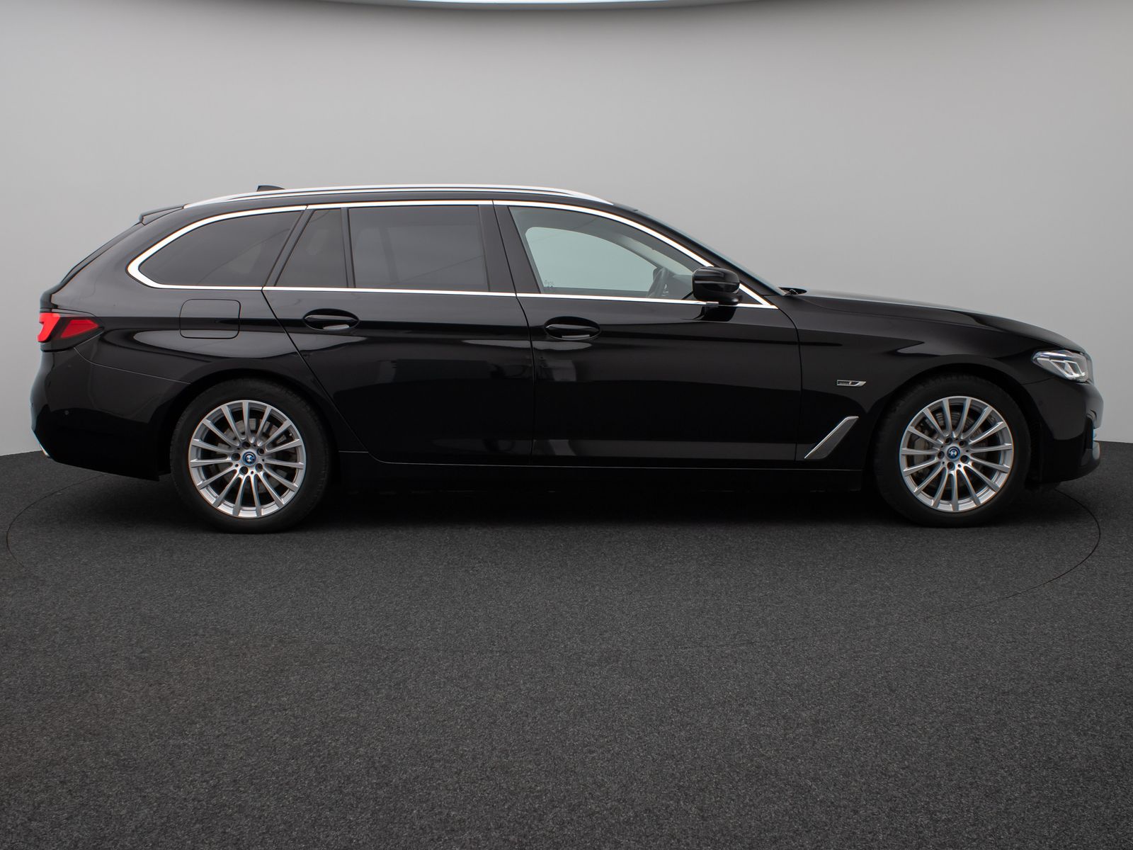 Fahrzeugabbildung BMW 530e Kamera Laser HUD DAB AHK Komfort AlarmLeder