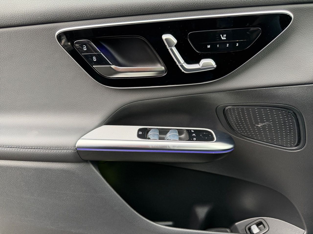 Fahrzeugabbildung Mercedes-Benz GLC 300 de 4M EDITION+AHK+HEADUP+360+MEMOR+DISTR