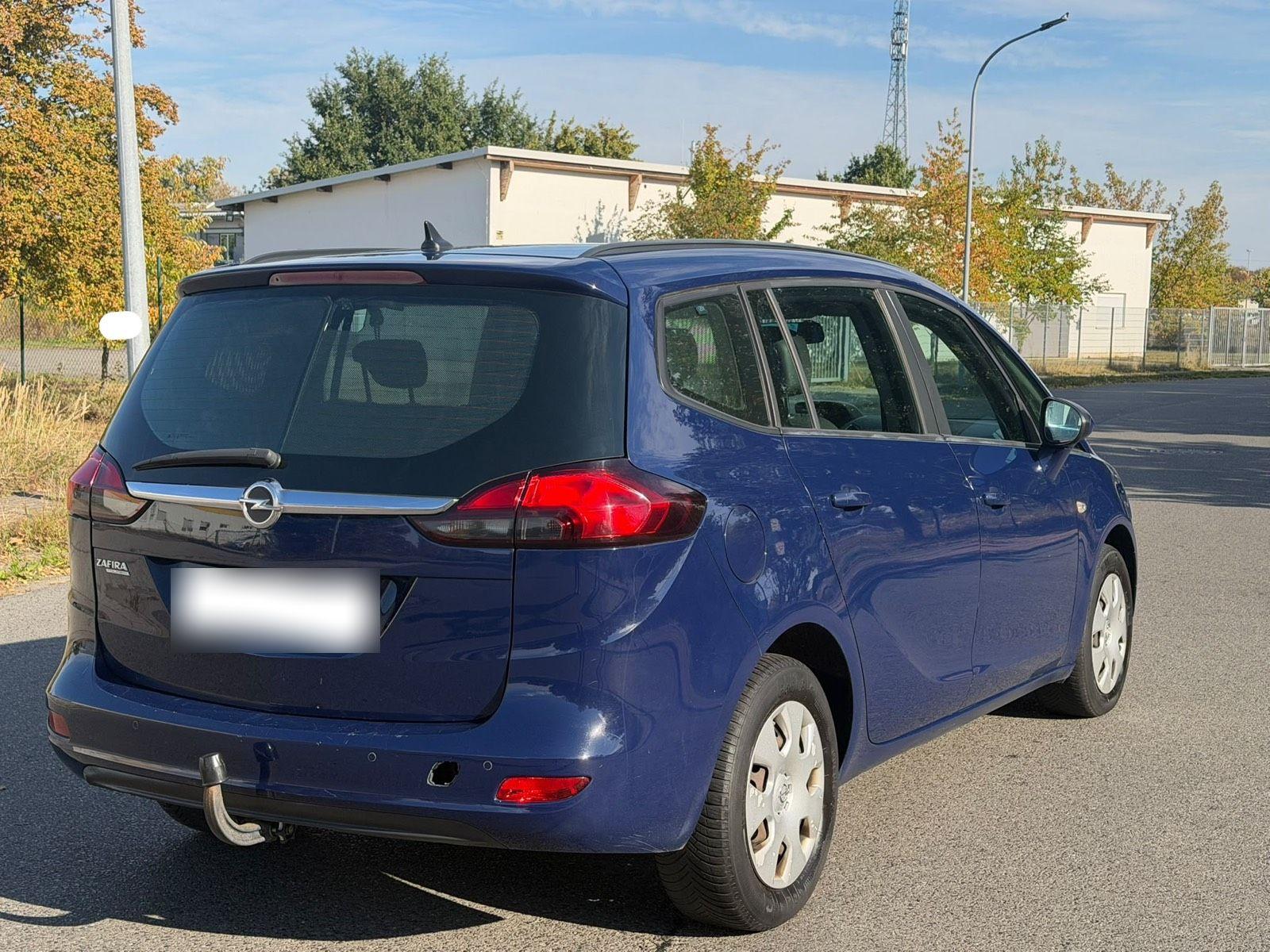 Opel Zafira 2015 — interior