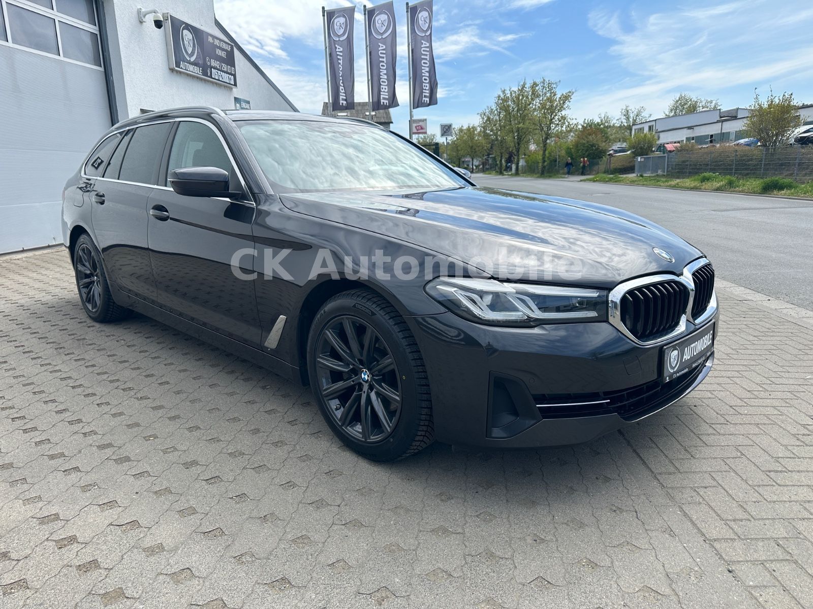 Fahrzeugabbildung BMW 520d Touring/Navi/Leder/Head-Up/Kamera/LED/ACC