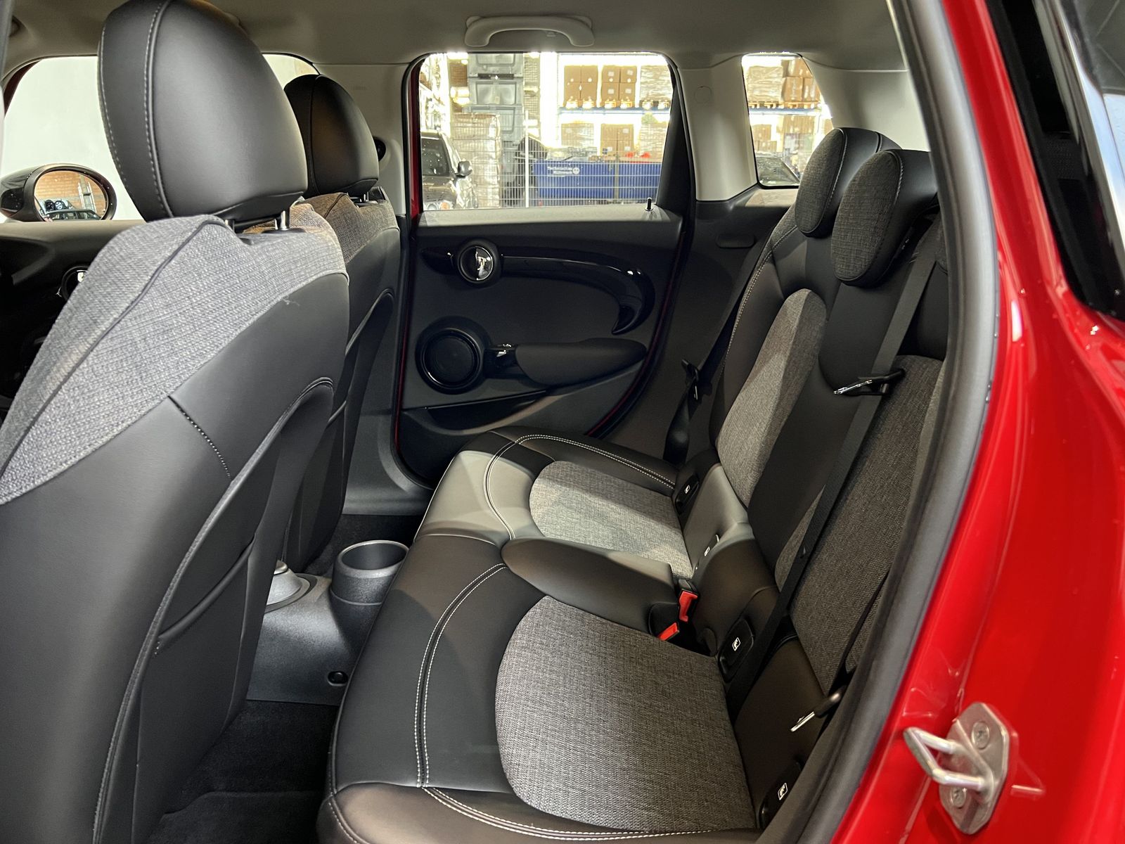 Fahrzeugabbildung MINI Cooper |Head-Up Display |Rückfahrkamera |Sitzhei