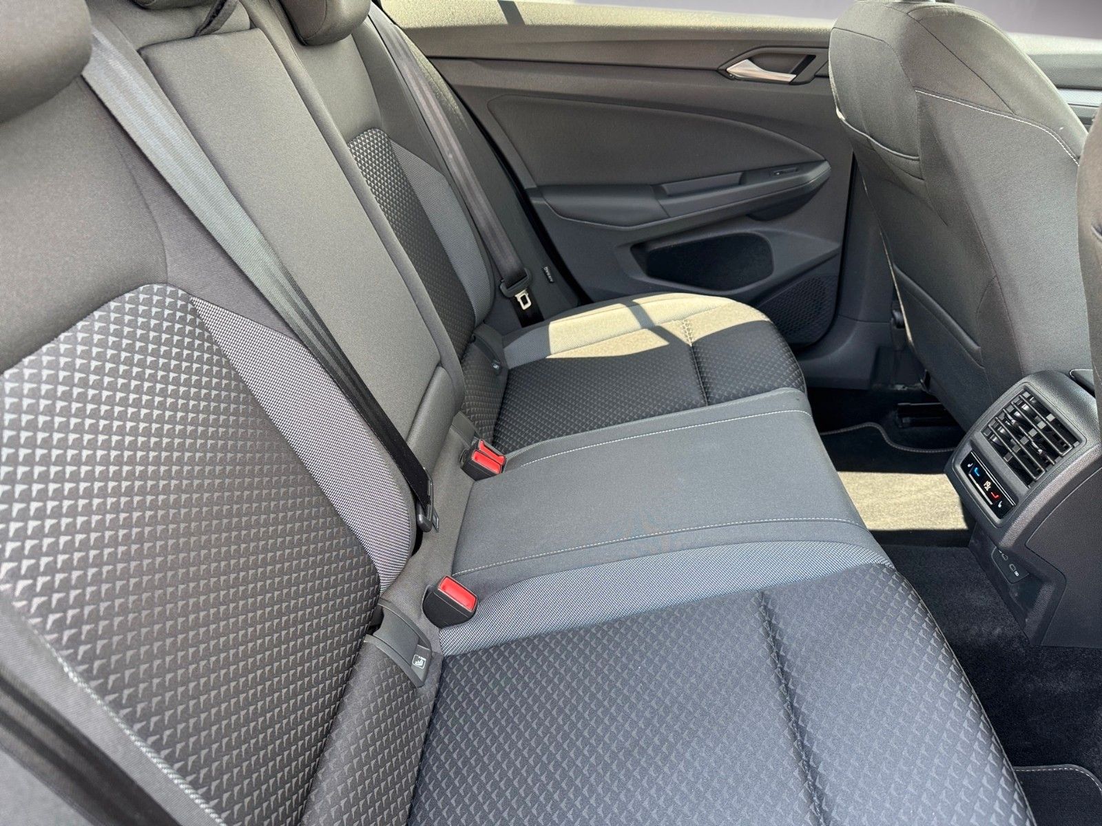 Fahrzeugabbildung Volkswagen Golf VIII Lim. Active 1.5 TSI