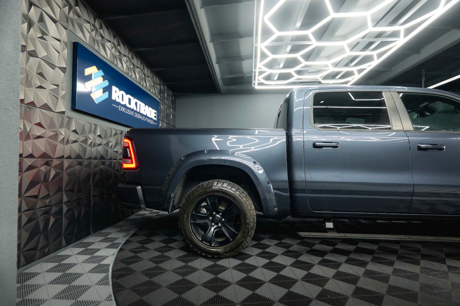 Fahrzeugabbildung Dodge RAM 5.7 V8 HEMI 4x4 OFFROAD Night Limited 19%