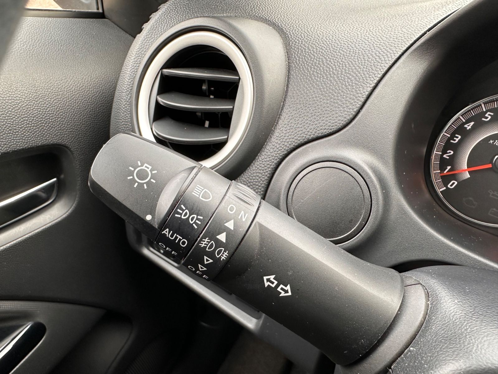 Fahrzeugabbildung Mitsubishi Space Star Edition 100+ Navi/SHZG/Klima/BT/PDC
