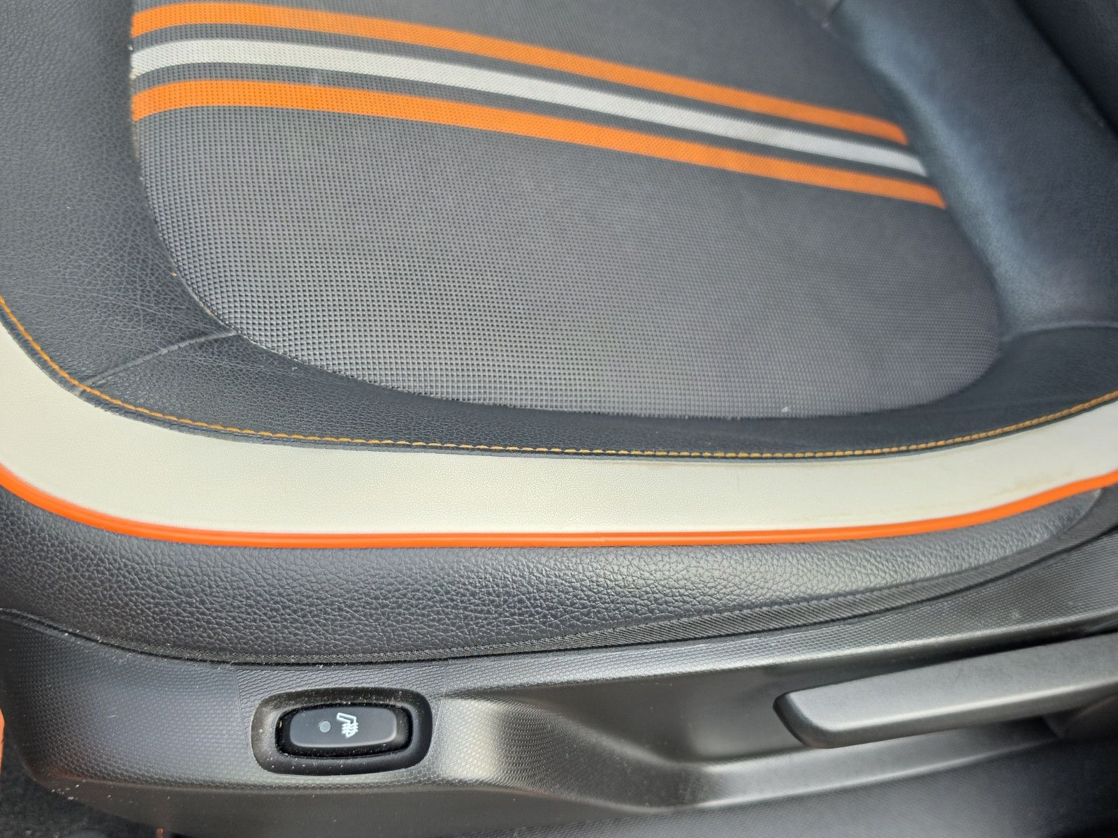 Fahrzeugabbildung Renault Twingo GT Tempomat SHZ PDC TÜV NEU