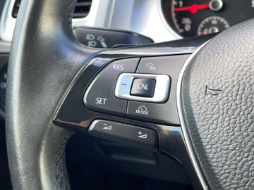 Volkswagen Golf VII Lim. 1.6 TDI DSG*NAVI*PARKPILOT*SHZ*
