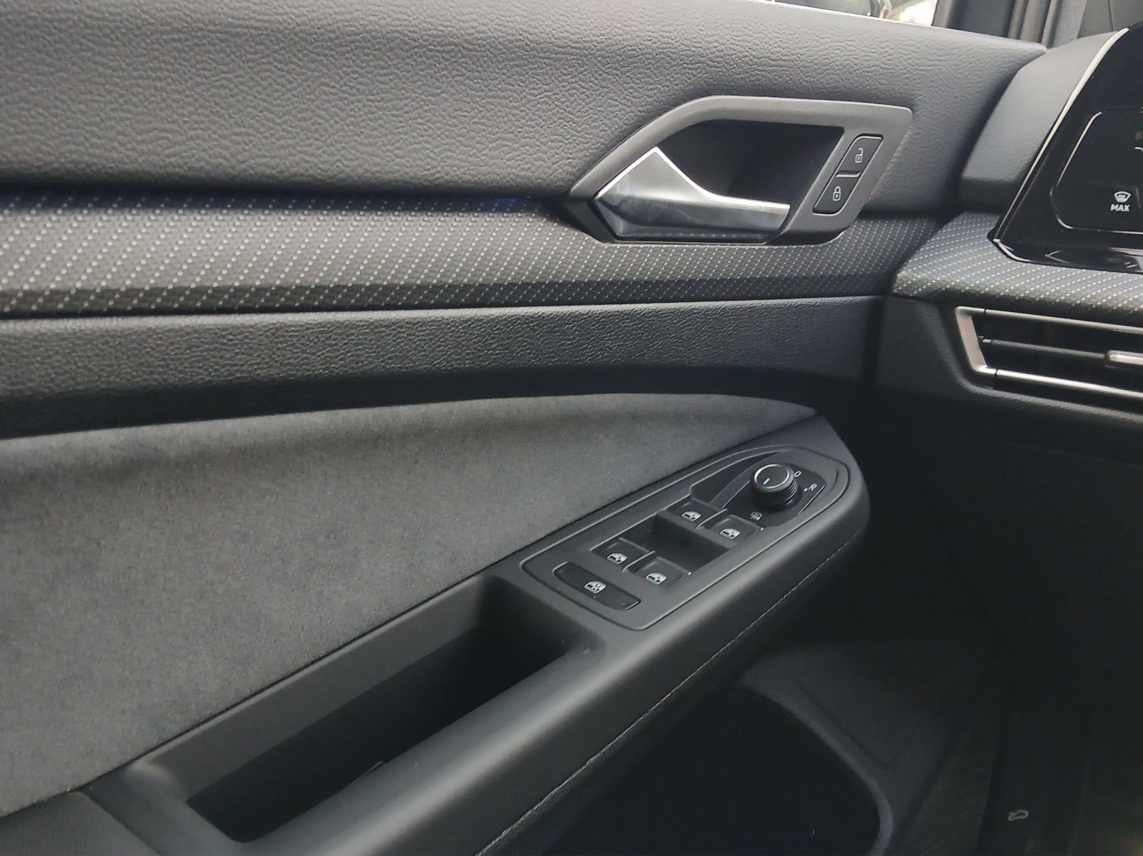 Fahrzeugabbildung Volkswagen Golf VIII Variant TSI R-Line LED AHK Navi AID AC