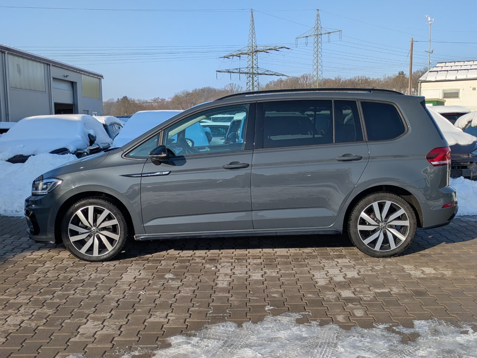 Fahrzeugabbildung Volkswagen Touran 2.0 DSG R-Line High BLACK Pano 7Si IQ AHK