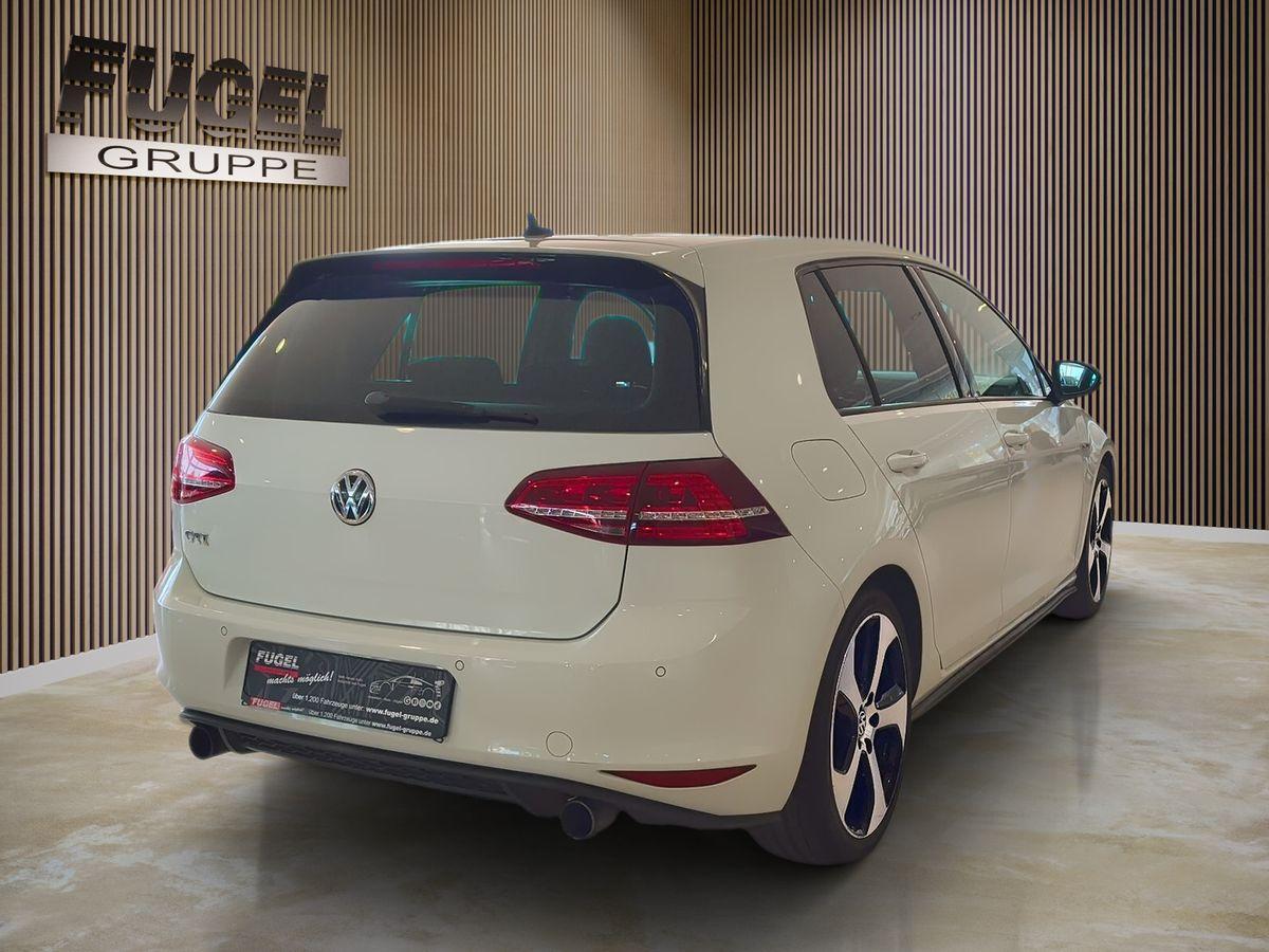 Volkswagen Golf 7 GTI 220 ch • 5 portes • Boîte manuelle 6 • GPS • Xénon • 18"
