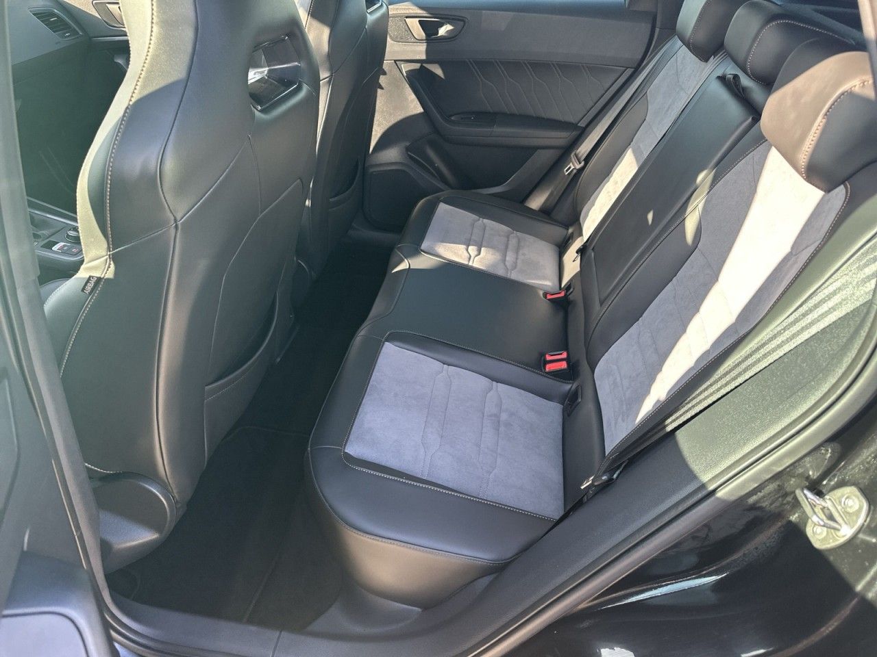 Fahrzeugabbildung CUPRA Ateca Tribe Edition 2.0 TSI 300 PS DSG 4Drive - mit KI generiert/bearbeitet