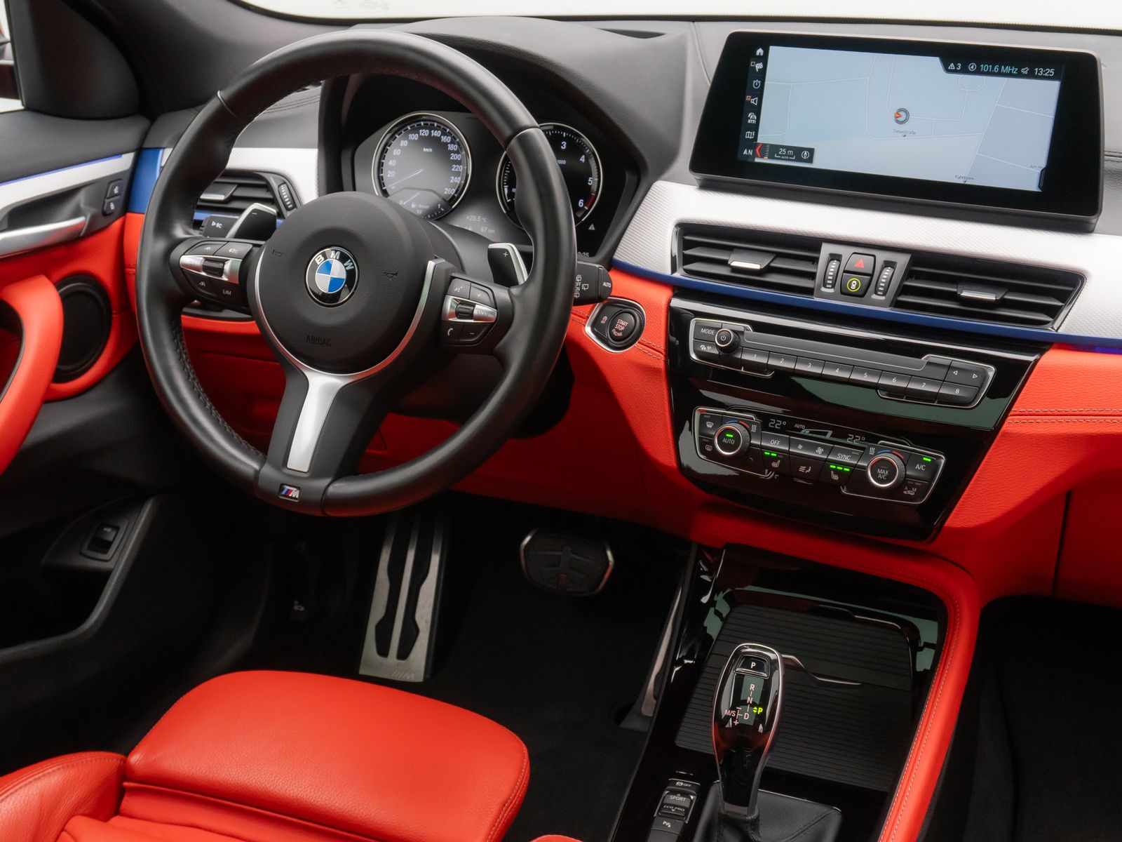 Fahrzeugabbildung BMW X2 xD25d M Sport Panoram Kamera HUD DAB HiFi 20"